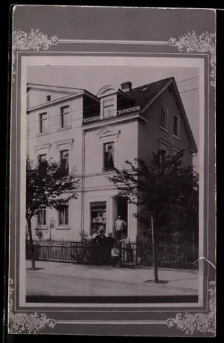 Foto-AK Gruppe vor einem Haus in elegantem Passepartout