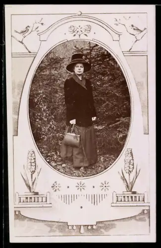 Foto-AK Elegante Dame mit Hut in ovalem Passepartout