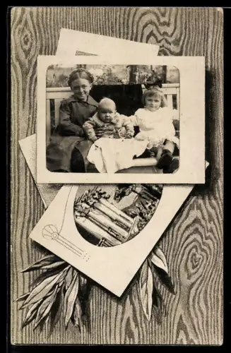 Foto-AK Drei Kinder auf einer Bank sitzend im Passepartout in Holzoptik