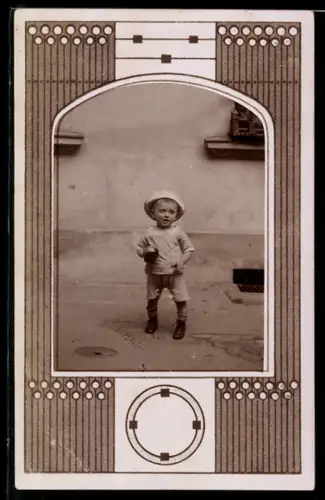Foto-AK Kleinkind in dekorativem Passepartout