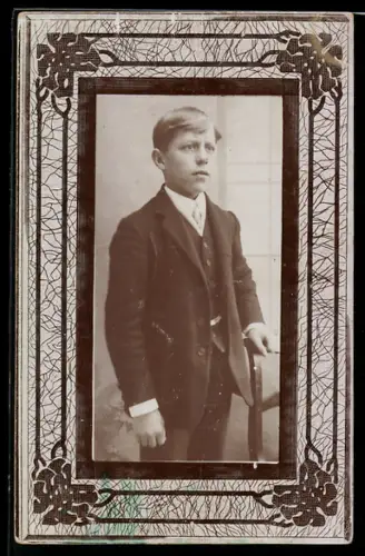 Foto-AK Junge im Anzug im Passepartout mit Blättern