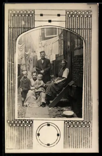 Foto-AK Familie in einer Gasse, Passepartout mit dekorativem Muster