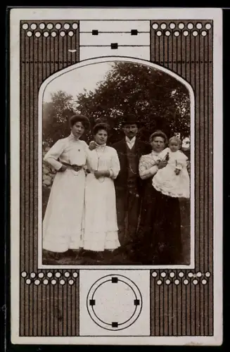 Foto-AK Familie in einem Garten im Passepartout mit Muster