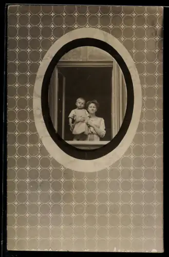 Foto-AK Mutter mit Kind in einem Fenster, ovales Passepartout