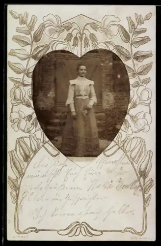 Foto-AK Junge Frau in herzförmigem Passepartout mit Blumen