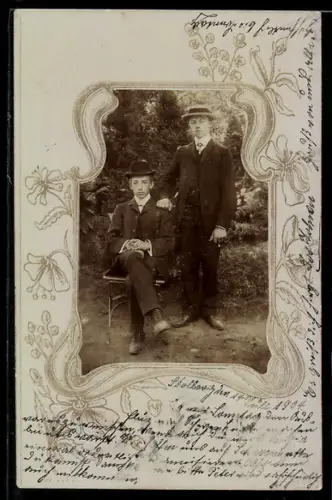 Foto-AK Zwei elegante junge Herren in filigranem Blumen-Passepartout