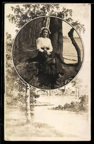 Foto-AK Junge Frau am Ufer sitzend, Passepartout mit Seelandschaft