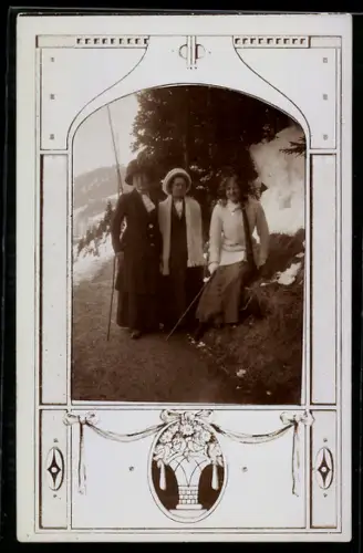Foto-AK Drei Damen mit Wanderstöcken, Passepartout mit Blumenvase
