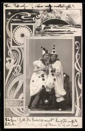 Foto-AK Zwei Damen als Pierrots mit Sektflöten, Passepartout mit Mondnacht