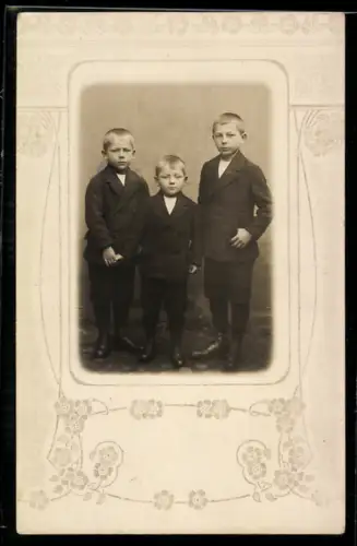 Foto-AK Drei Jungen im Passepartout mit Blumen