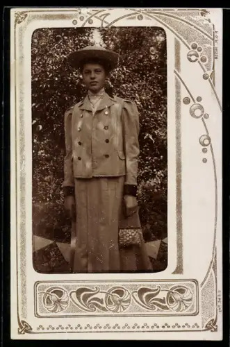 Foto-AK Elegante Dame mit Hut im dekorativen Passepartout
