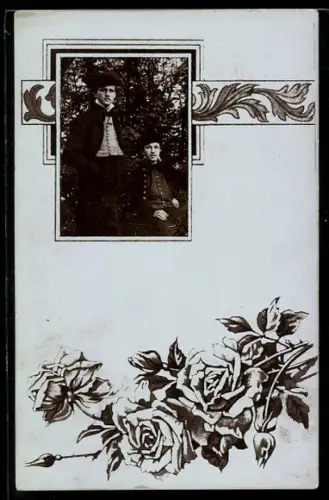 Foto-AK Zwei elegante Männer im Passepartout mit Rosen