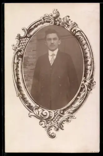 Foto-AK Junger Mann mit Krawatte in Rahmen-Passepartout