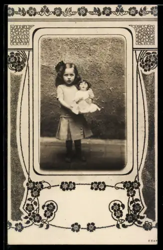 Foto-AK Kleines Mädchen mit Puppe im Passepartout mit Blümchen