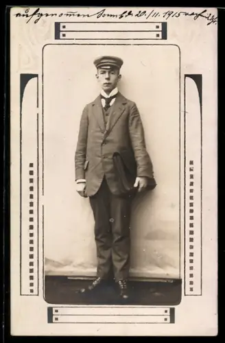 Foto-AK Student mit Tellermütze im Passepartout