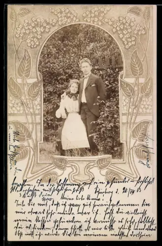 Foto-AK Junges Paar im Garten, Passepartout mit Blüten