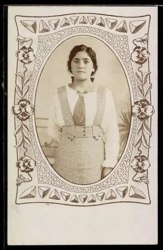 Foto-AK Junge Frau im Passepartout mit Blumen