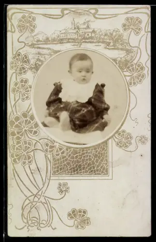 Foto-AK Kleinkind in kariertem Kleid im Passepartout mit Dorfansicht und Blumen