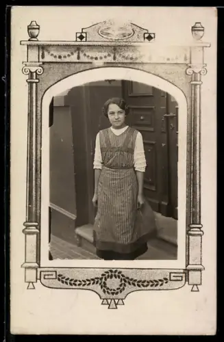 Foto-AK Mädchen vor einer Tür im Passepartout mit Säilen