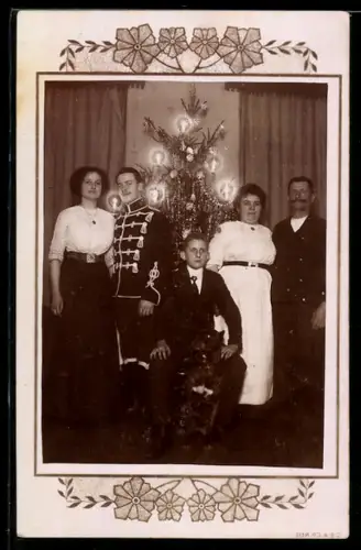 Foto-AK Familienfoto mit Hund zu Weihnachten in dekorativem Passepartout