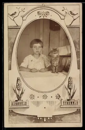 Foto-AK Mädchen mit Katze auf einem Tisch, ovales Passepartout mit Vögeln