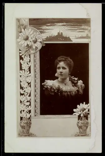Foto-AK Elegante junge Dame im Passepartout mit Blumenvase und Sonnenaufgang