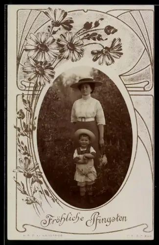 Foto-AK Mutter mit Kind im Grünen, Blumenstrauss, Ornament-Passepartout, Pfingstgruss