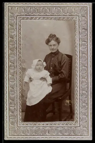 Foto-AK Mutter mit kleinem Kind, Ornament-Passepartout