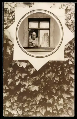 Foto-AK Ältere Frau am Fenster eines Hauses, Stern-Passepartout, Efeu