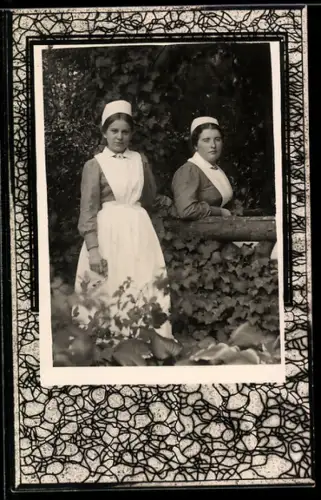 Foto-AK Zwei Krankenschwestern im Grünen, Ornament-Passepartout