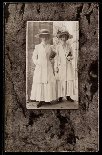 Foto-AK Zwei Damen mit Strohhüten, Ornament-Passepartout