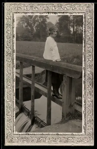 Foto-AK Junge Dame am Geländer einer Schleuse, Ornament-Passepartout