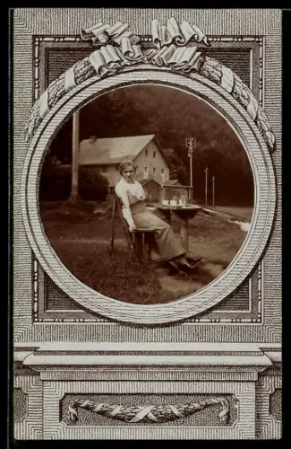 Foto-AK Stempfermühle, Junge Dame am gedeckten Tischchen vor einem Haus, Ehrenkranz-Passepartout, ca. 1915