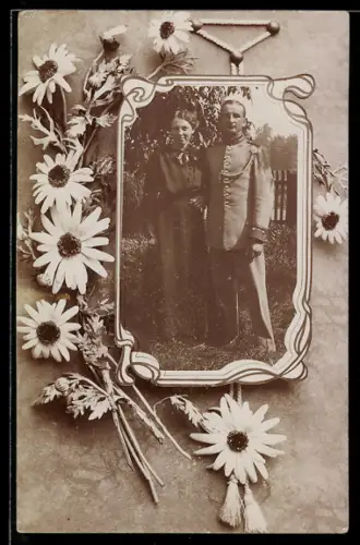 Foto-AK Soldat mit Dame im Grünen, Blumenstruss, Ornament-Passepartout