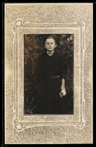 Foto-AK Junge Dame mit Blumen, Ornament-Passepartout
