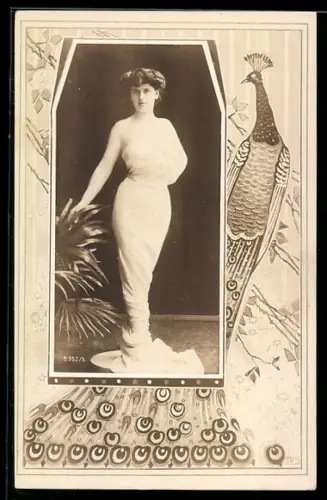 AK Brünette Frau im engen weissen Kleid neben einer Palme