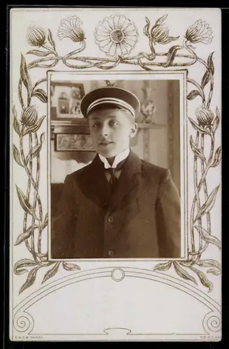 Foto-AK Knabe im Anzug mit Marinemütze, Blumen-Passepartout