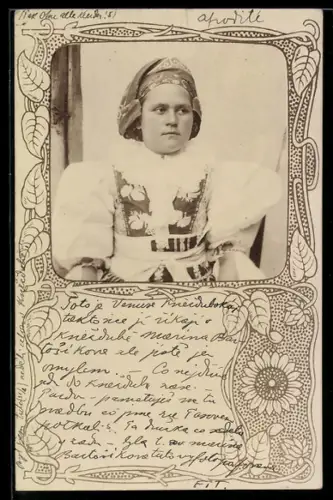 Foto-AK Junge Dame in Tracht, Blumen-Passepartout
