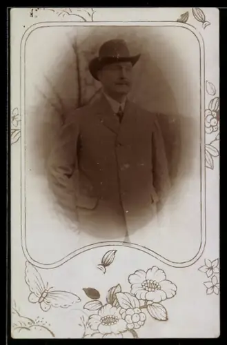 Foto-AK Berlin, Eleganter Herr im Mantel, Blumen-Passepartout, 1915