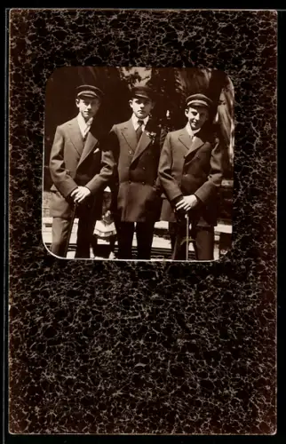 Foto-AK Drei Studenten im Sonnenschein, Ornament-Passepartout