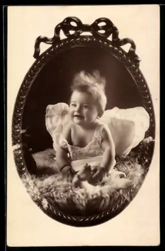 Foto-AK Kleinkind auf einem Fell, Ornament-Passepartout, 1928
