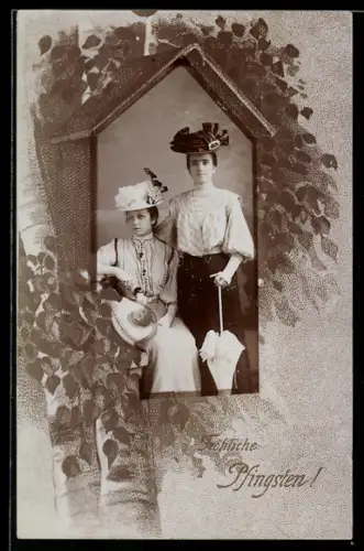 Foto-AK Zwei junge Damen mit Hüten u. Schirm, Vogelhaus-Passepartout, Birke, Pfingstgruss