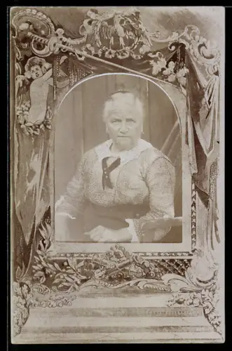 Foto-AK Ältere Dame mit ernstem Blick, Ornament-Passepartout mit Engelchen