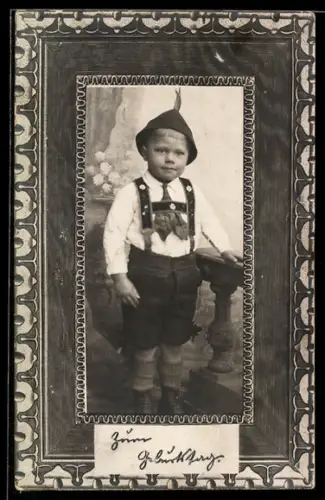 Foto-AK Kleiner Trachtenbub, Ornament-Passepartout