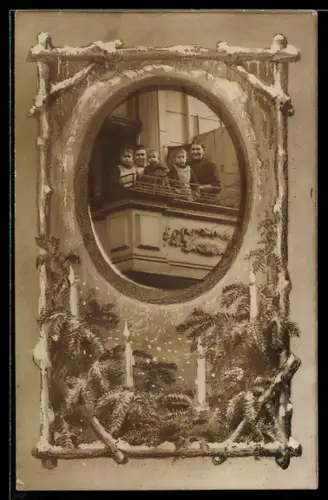 Foto-AK Familie auf einem Balkon, Weihnachtsbaum-Passepartout