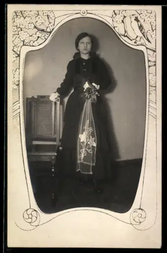 Foto-AK Junge Dame mit Blumen und besticktem Schal, Blüten-Passepartout mit Vogel