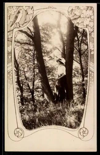 Foto-AK Junge Dame mit Tellerhut im Wald, Blüten-Passepartout mit Vogel