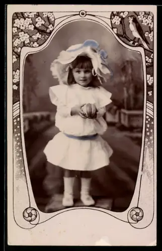 Foto-AK Kleines Mädchen mit Ball, Blüten-Passepartout mit Vogel