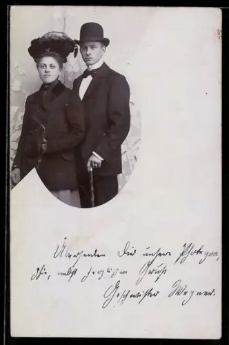 Foto-AK Elegantes junges Paar, Melone, Passepartout