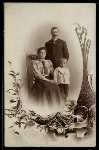 Foto-AK Paar mit kleinem Jungen, Blumen-Passepartout